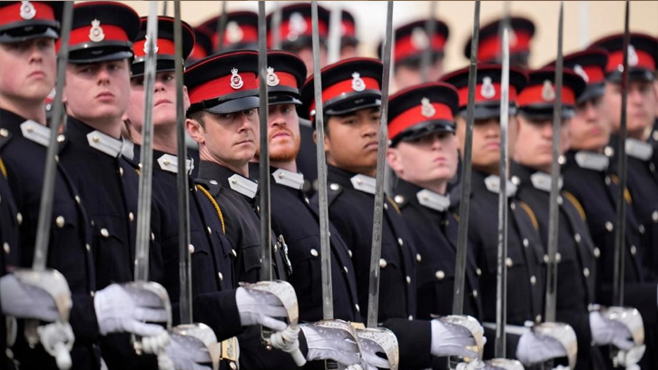 যুক্তরাজ্যে সমীক্ষা: অর্ধেকের বেশি তরুণ অস্ত্র ধরতে রাজি নয়