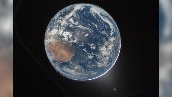 মহাকাশ থেকে পৃথিবীর চোখ ধাঁধানো ছবি