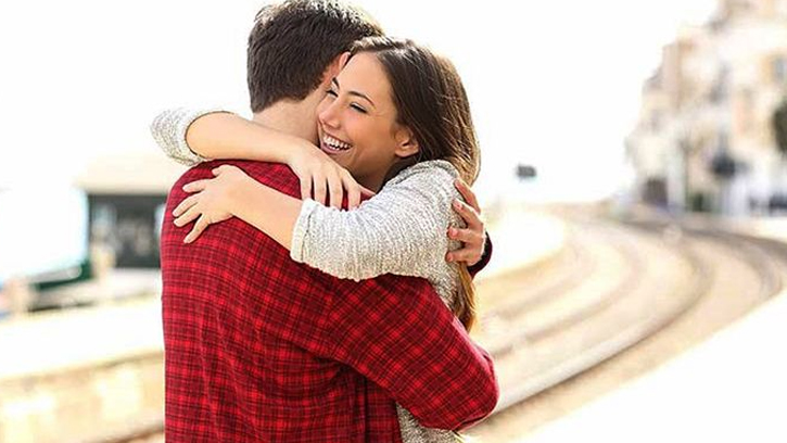 আলিঙ্গন: মানসিক ও শারীরিক স্বাস্থ্যের শক্তিশালী “ওষুধ”