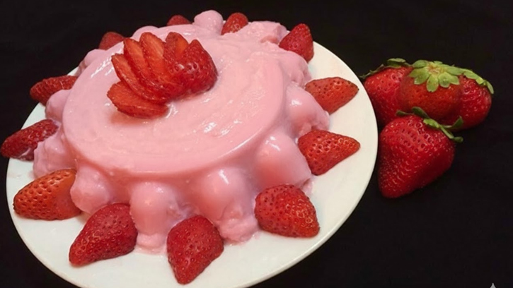 ইফতারে বর্ণিল ও পুষ্টিকর স্ট্রবেরি পুডিং