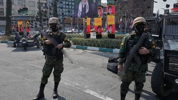 ইরানে সাঁড়াশি অভিযানে মোসাদের গুপ্তচরসহ ২৪০ জন গ্রেপ্তার