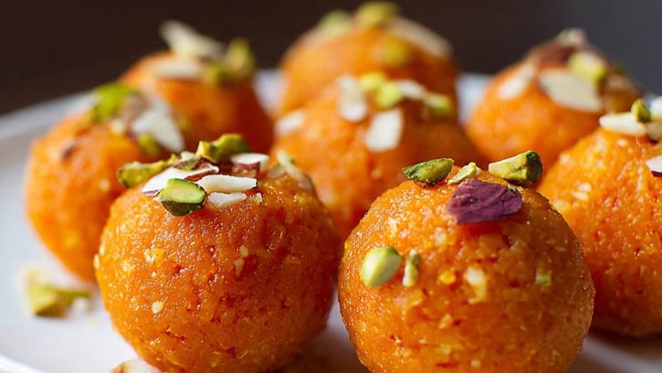 ঘরোয়া স্বাদে পুষ্টিকর ‘গাজরের লাড্ডু’