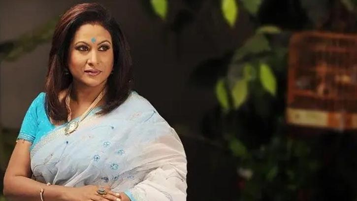 পবিত্র হজে যাচ্ছেন চম্পা