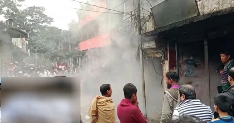চাঁদপুরে বাজারে অগ্নিকাণ্ডে দোকান কর্মচারীর মৃত্যু, ৫টি দোকান পুড়ে ছাই