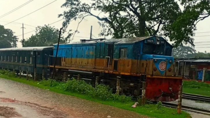 ত্রিশালে ট্রেনের ইঞ্জিন বিকল, দুর্ভোগে যাত্রীরা