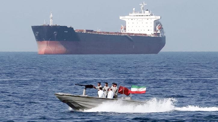 দুই জাহাজ জব্দের ঘটনায় হরমুজে উত্তেজনা