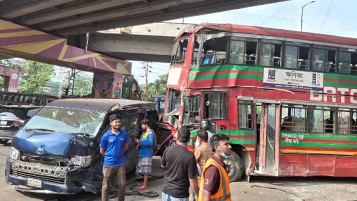 রাজধানীতে ঢাবি বাস দুর্ঘটনা, আহত একাধিক