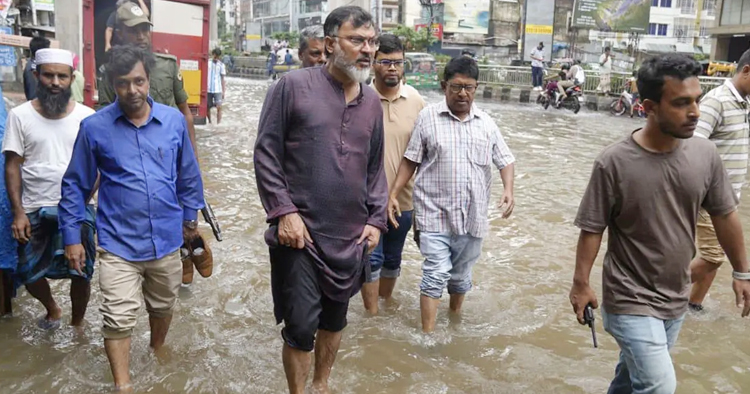 পানিতে নেমে ড্রেনেজ ব্যবস্থা পরিদর্শন করলেন ডিএনসিসি প্রশাসক