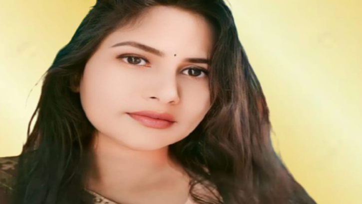  হাসির আড়ালে আমি 