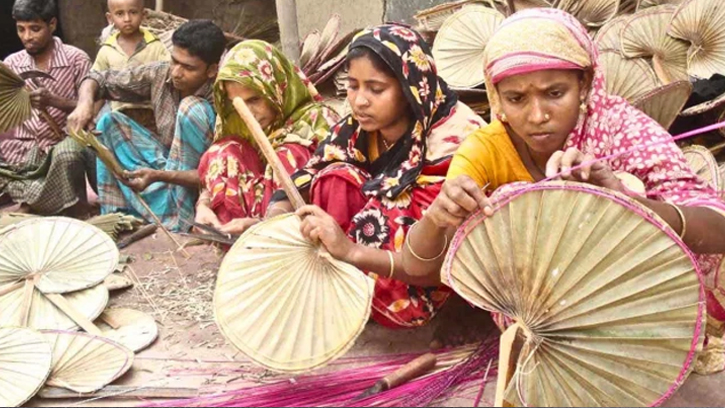 লোডশেডিংয়ে বাড়ছে হাতপাখার চাহিদা, নওগাঁয় ব্যস্ত কারিগররা