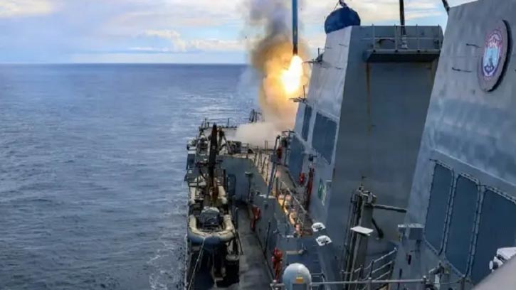 মার্কিন নৌবাহিনীর জাহাজ লক্ষ্য করে ইরানের আঘাত