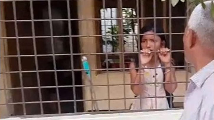 স্কুলের টয়লেটে আটকা পড়েছে তৃতীয় শ্রেণির শিক্ষার্থী