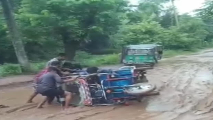 জকশিন-পোদ্দার বাজার সড়ক ভাঙনে বিচ্ছিন্ন লক্ষ্মীপুরের লাখো মানুষ