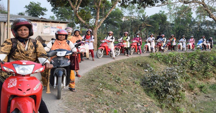 এ্যাডরা’র নারীকর্মীরা এখন গৌরীপুরে ‘ফসলের ডাক্তার আপা’ 