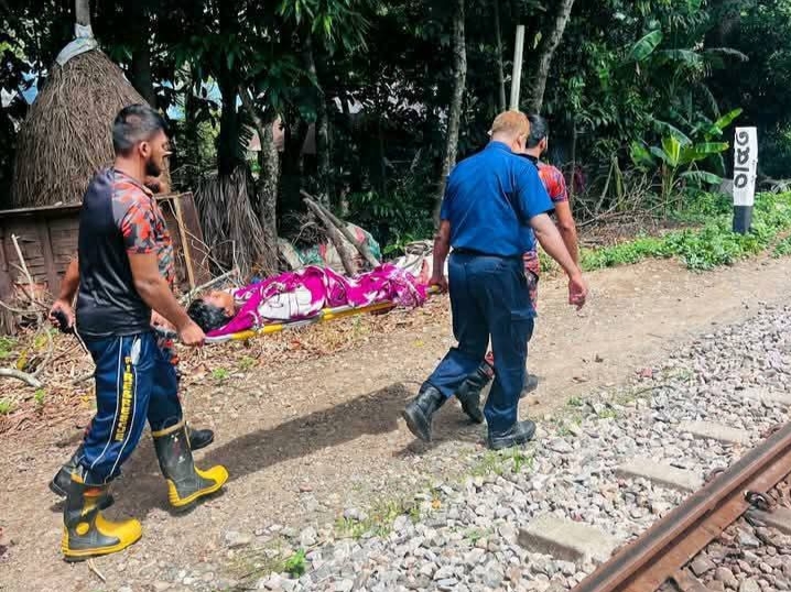 সীতাকুণ্ডে চলন্ত ট্রেনের ছাদ থেকে পড়ে এক কিশোর পা বিচ্ছিন্ন