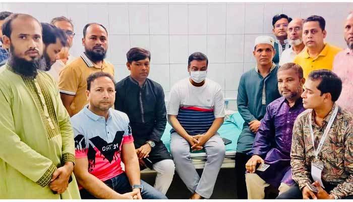 চিকিৎসাধীন সাংবাদিক নেতা কাদের গনি চৌধুরীকে দেখতে হাসপাতালে পেশাজীবী নেতৃবৃন্দ