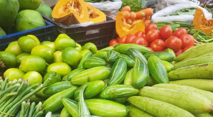 সবজির বাজারে আগুন–১০০ টাকার নিচে শুধু পেঁপে