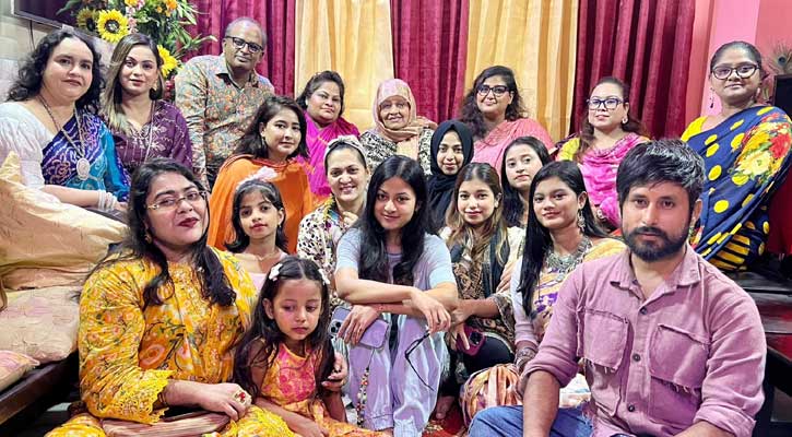 কিংবদন্তি অভিনেত্রী আনোয়ারার সঙ্গে দিয়ামনি ই-কমিউনিকেশনের সৌজন্য সাক্ষাৎ