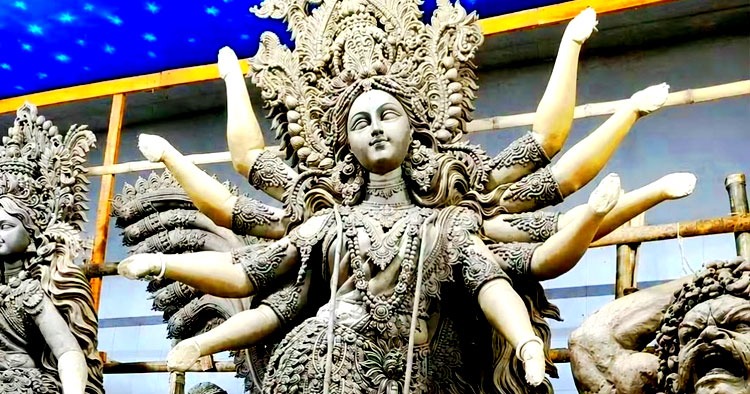 নবীনগরে প্রতিমা তৈরিতে ব্যস্ত মৃৎশিল্পীরা