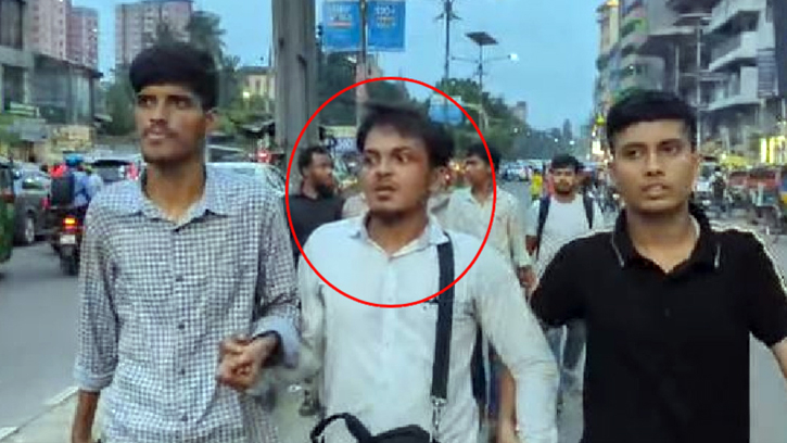 সচিবালয়ের সামনে ছাত্রদলের হাতে আটক ছাত্রলীগ কর্মী