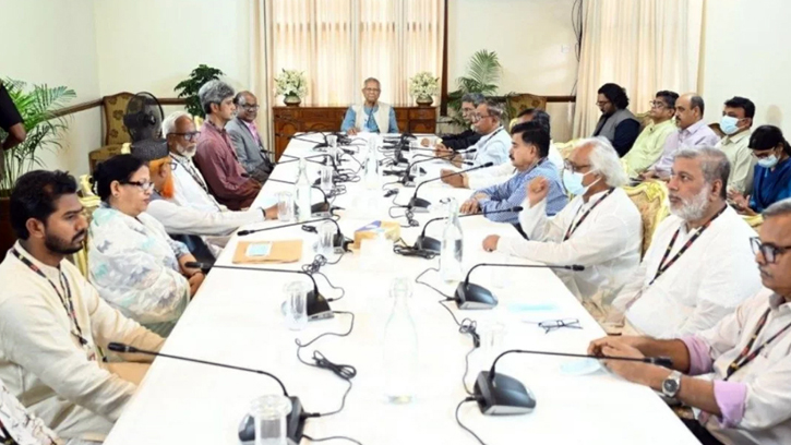 ১৩ রাজনৈতিক দলের সঙ্গে প্রধান উপদেষ্টার বৈঠক চলছে