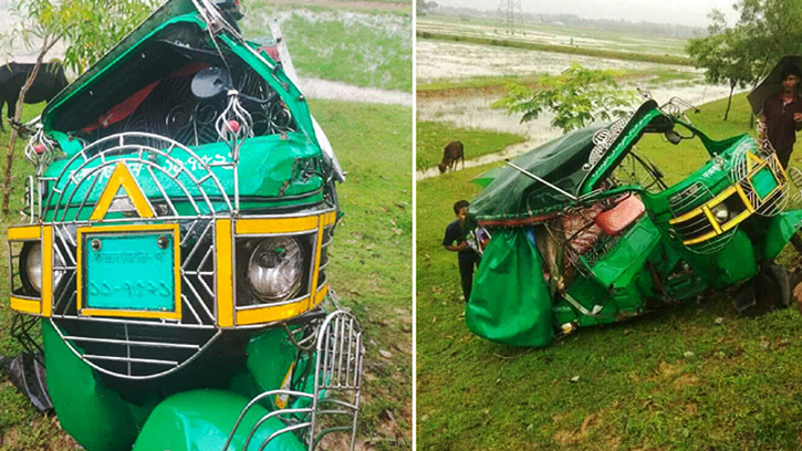 কক্সবাজারে ট্রেনের ধাক্কায় প্রাণ গেল অটোরিকশাচালকসহ ৪ জনের