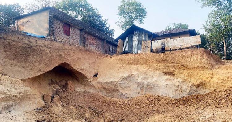 মৌলভীবাজারে টিলা কেটে মাটি বিক্রি ঝুঁকিতে বসবাসকারী