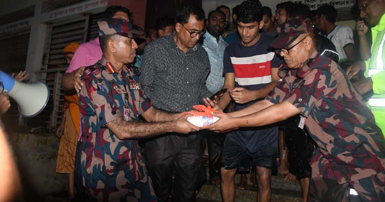 বিজিবি'র ফেনীতে বন্যার্তদের মাঝে খাদ্যসামগ্রী বিতরণ