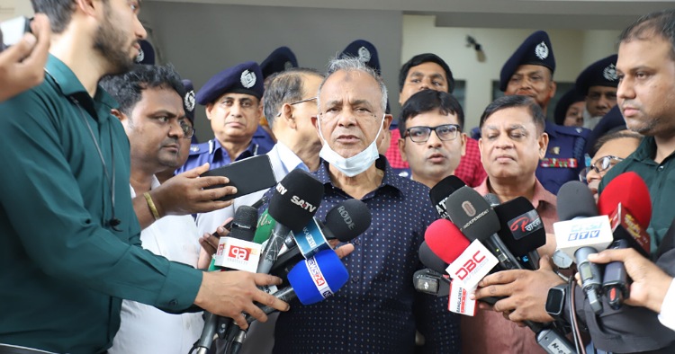 মিটফোর্ডের ঘটনায় জড়িতদের সবাইকে আইনের আওতায় আনা হয়েছে- স্বরাষ্ট্র উপদেষ্টা 