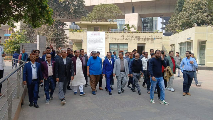 মির্জা আব্বাস এবং নেতাকর্মীরা বাংলাদেশ ব্যাংকে হাজির 