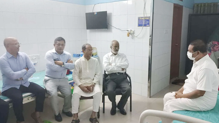 সাংবাদিক নেতা কাদের গনি চৌধুরীকে দেখতে হাসপাতালে ড. মঈন খান