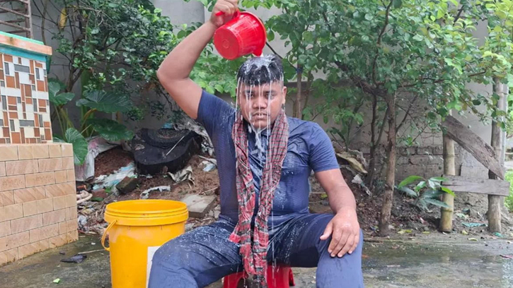 গোপালগঞ্জে দুধ দিয়ে গোসল করে ছাত্রলীগ নেতার পদত্যাগ