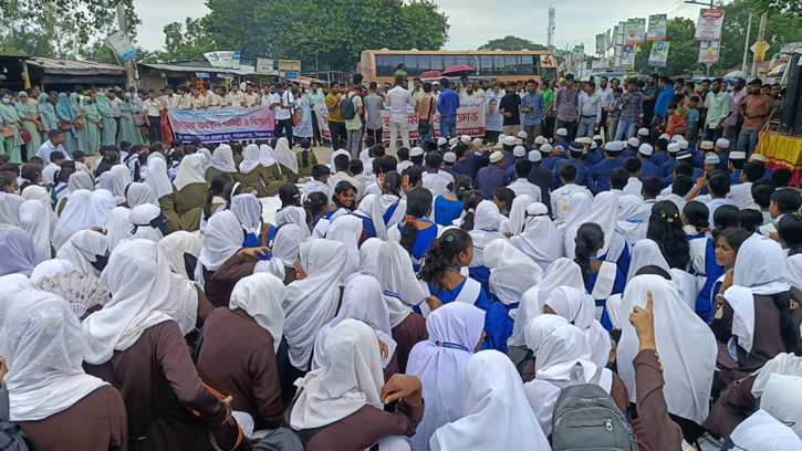 রবীন্দ্র বিশ্ববিদ্যালয়ের স্থায়ী ক্যাম্পাস স্থাপনের দাবিতে সড়ক অবরোধ ও বিক্ষোভ