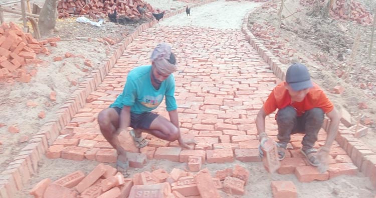 গুইমারায় রাস্তা নির্মাণে নিম্নমানের সামগ্রী ব্যবহারসহ ব্যাপক অনিয়মের অভিযোগ