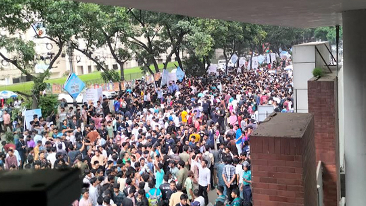 সচিবালয়ের সামনে শিক্ষার্থীদের বিক্ষোভ, সব গেট বন্ধ