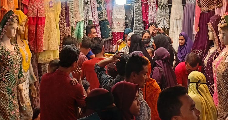 শহরের শপিং মলগুলোতেও ভিড়