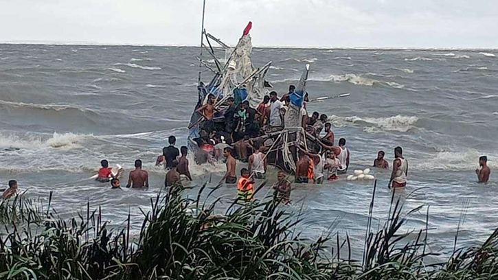 বঙ্গোপসাগরে ১৫ জেলেসহ ট্রলারডুবি, নিখোঁজ ৬
