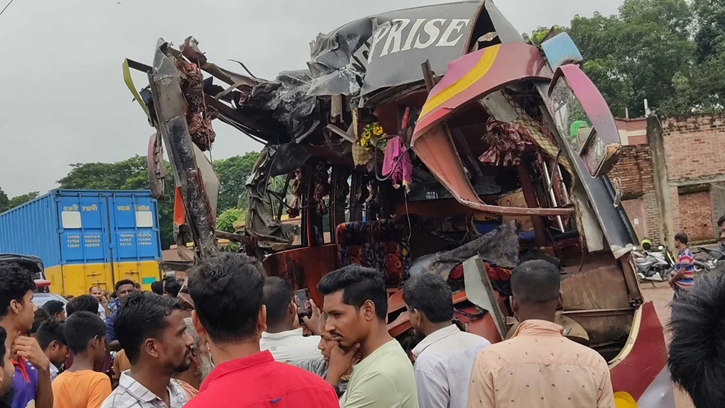 ফরিদপুরে দুই বাসের মুখোমুখি সংঘর্ষে নিহত ৩