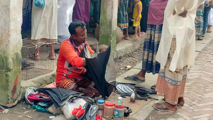 বর্ষায় ছাতা মেরামতে ব্যস্ত সময় পার করছেন পটুয়াখালীর কারিগররা