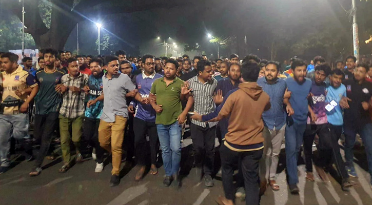 স্বরাষ্ট্র উপদেষ্টার পদত্যাগের দাবিতে মধ্যরাতে উত্তাল ঢাবি