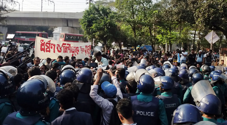 শিক্ষা ভবন মোড়ে মুখোমুখি অবস্থানে আন্দোলনকারী-পুলিশ