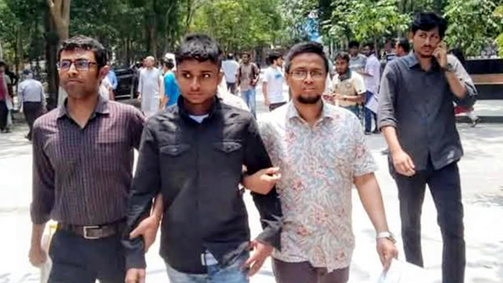 বেরোবিতে ভর্তি পরীক্ষায় প্রক্সি দিতে এসে যুবক আটক