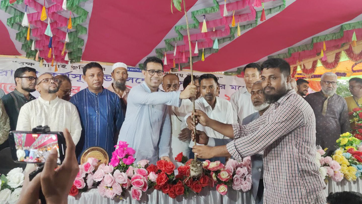 সুনামগঞ্জে প্রধান উপদেষ্টার বিশেষ সহকারীর ল্যাপটপ ও বৃক্ষ বিতরণ 