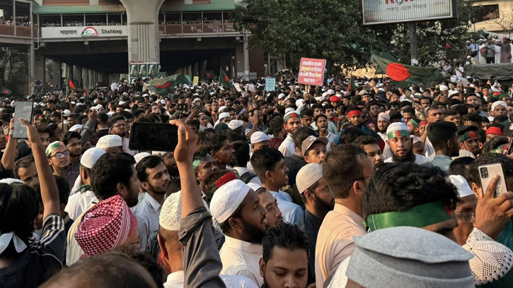 আওয়ামী লীগ নিষিদ্ধের দাবিতে শাহবাগ অবরোধ, যান চলাচল বন্ধ