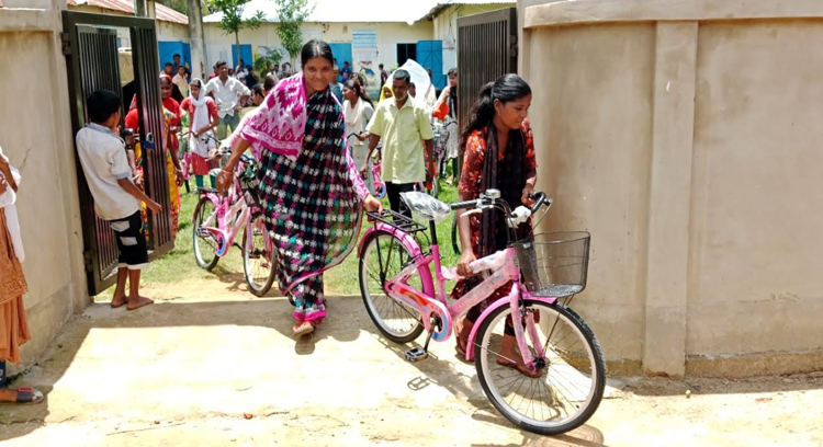চাম্পারায় চা'বাগানের শিশু উন্নয়ন প্রকল্পের শিক্ষার্থীরা 
