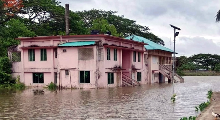 প্রবল লঘুচাপে নোয়াখালীতে বৃষ্টি, হাতিয়ার নিম্নাঞ্চল প্লাবিত