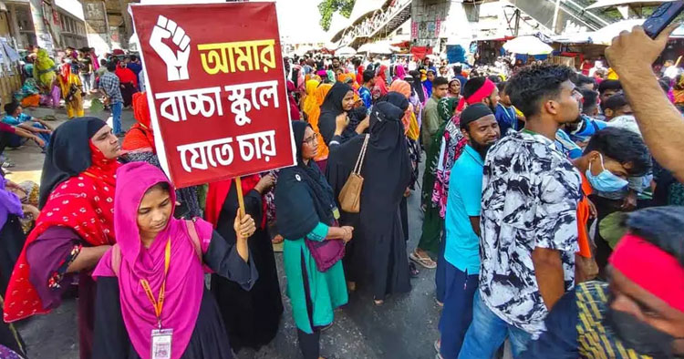 ন্যূনতম বেতন ৩০ হাজার টাকার দাবিতে সড়কে পোশাকশ্রমিকেরা, ভোগান্তিতে যাত্রীরা