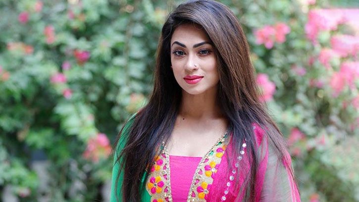পরিবার নিয়ে ওমরাহের জন্য সৌদি আরব গেলেন পপি