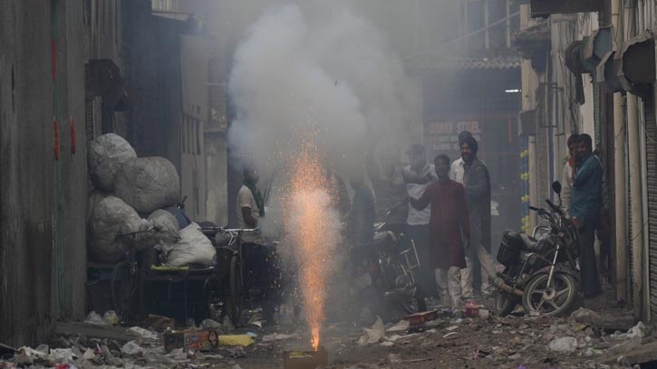 আতশবাজি ও পটকার ধোঁয়ায় বিষাক্ত দিল্লির আকাশ
