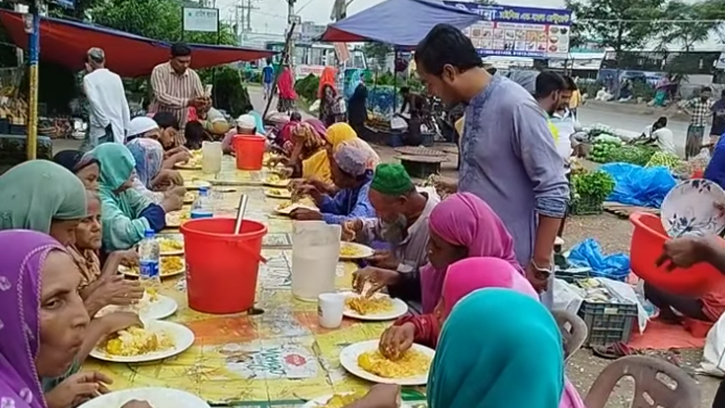 অসহায় ক্ষুধার্ত মানুষের মাঝে খাবার বিতরণ করেন নওশাদ মোস্তাক 